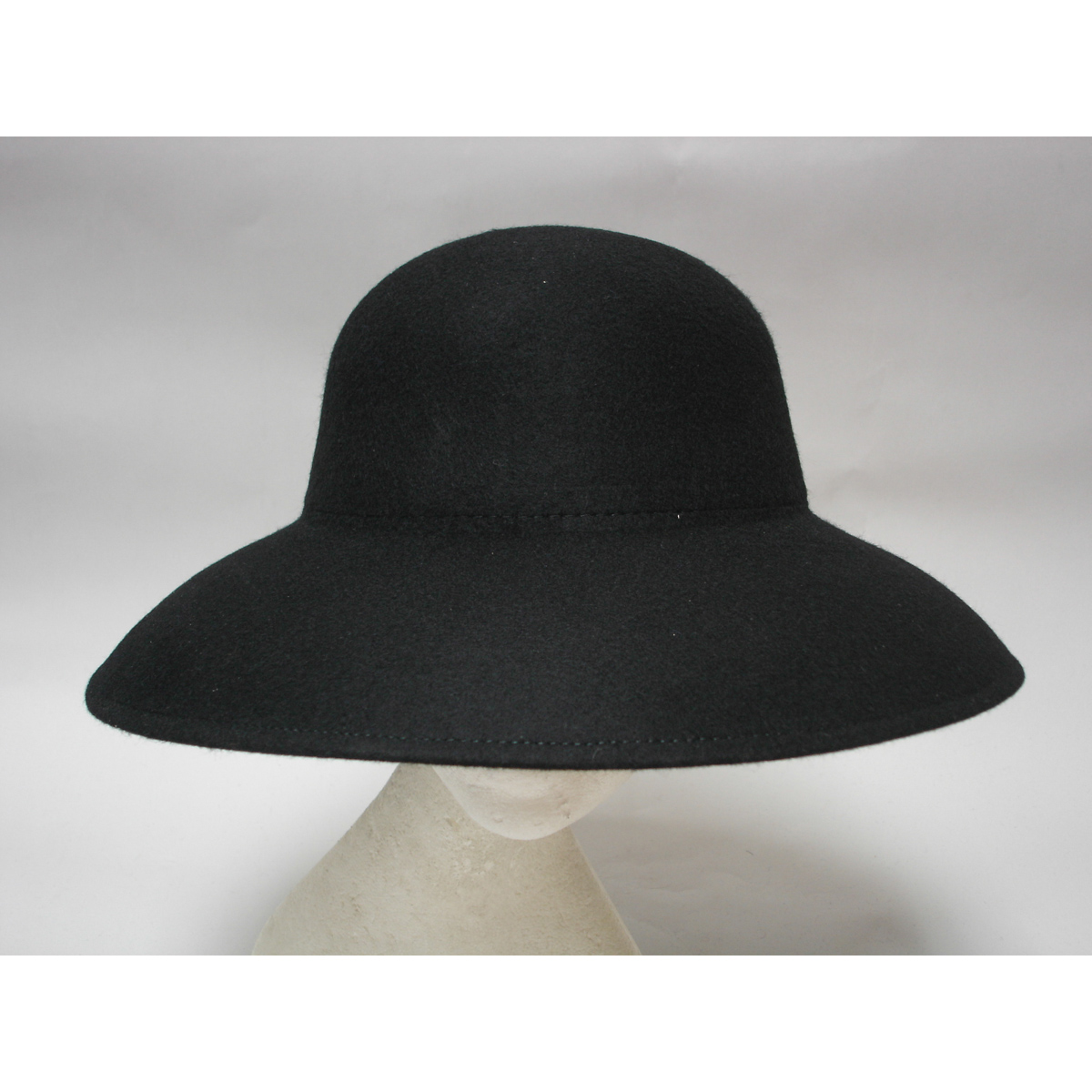 hat with brim all around