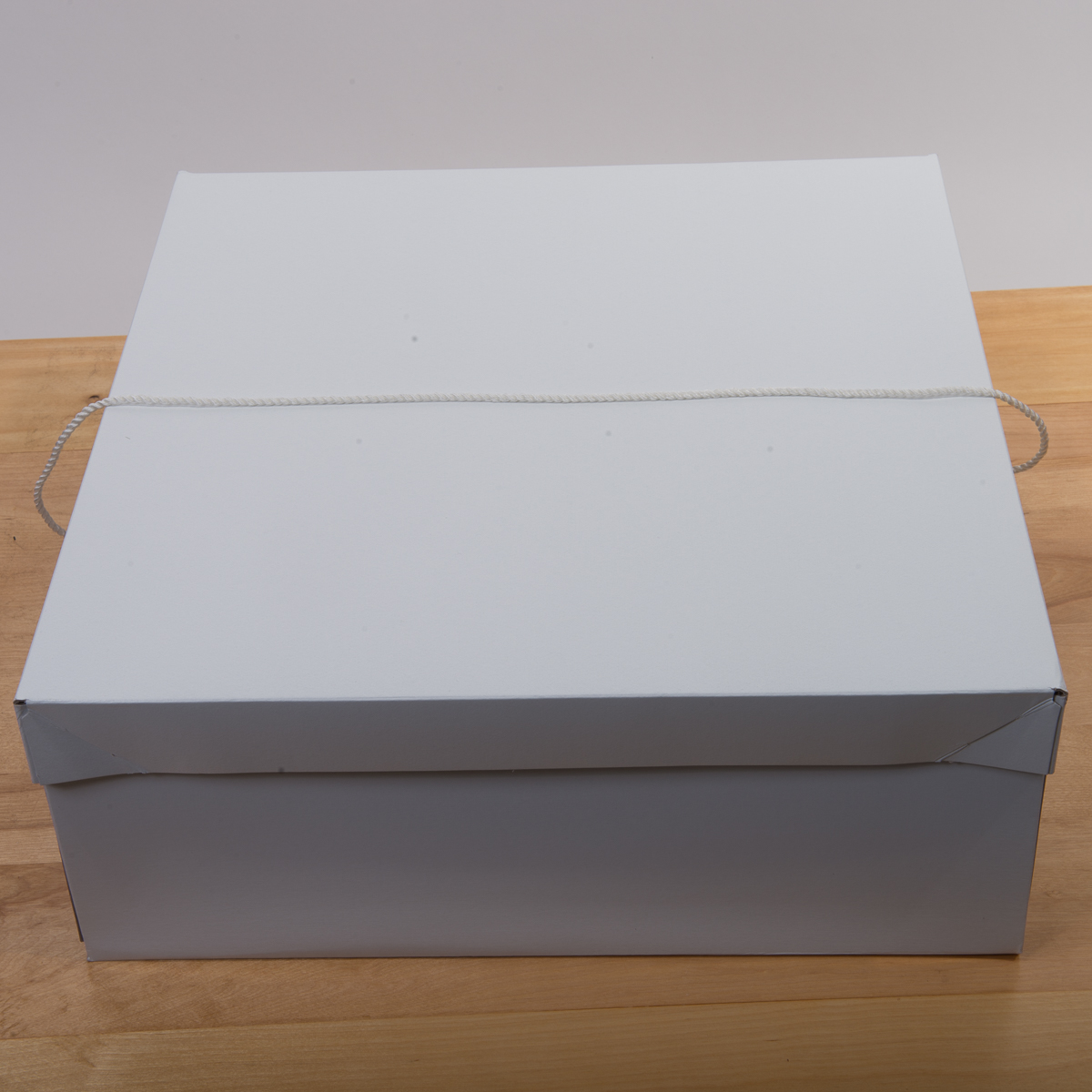 HB5183-18 White 18''X18''X7'' Paper Square Hat Box